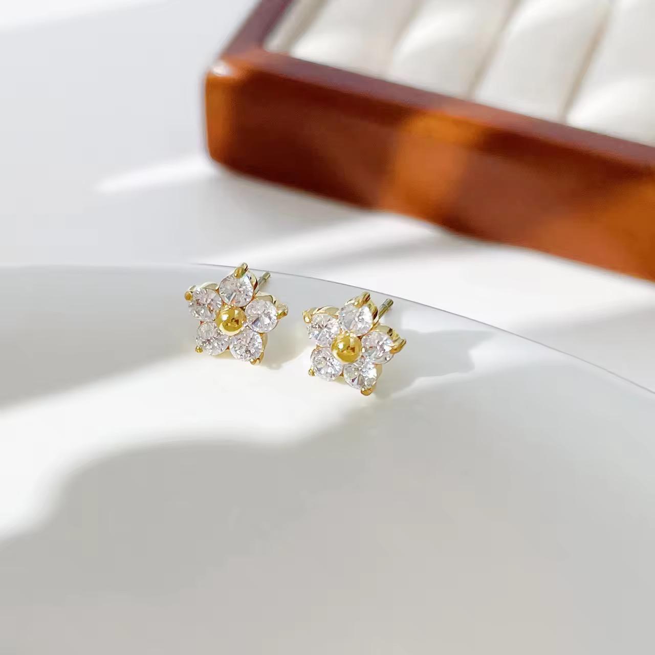 Zircon flower stud earring - Aesthla 