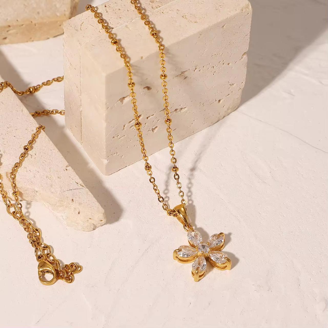 Flower Necklace - Aesthla 