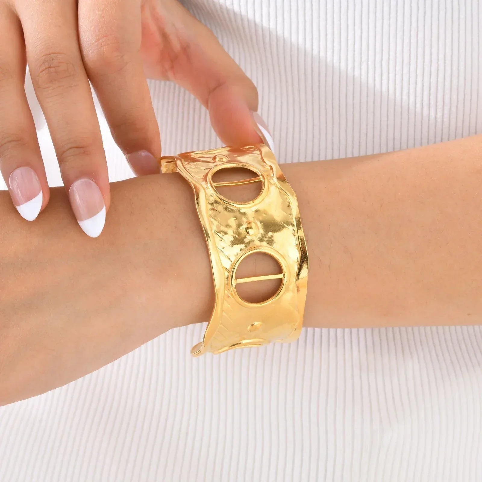 Bold Cuff Bracelet - Aesthla